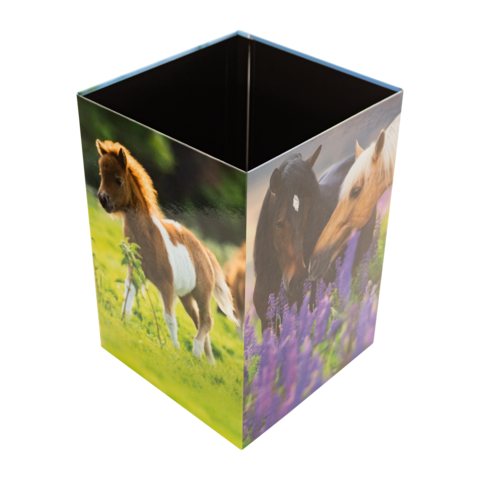 Mülleimer mit Bildern von Pferden und einem Pony auf einer Wiese, umgeben von lila Blumen.