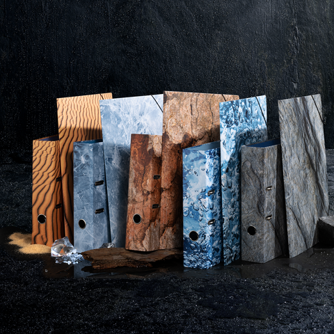 Verschiedene Proben von Materialien in Holz- und Steinoptik, angeordnet in einer Reihe, mit unterschiedlichen Farben und Texturen.