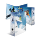 Drei Ordner mit Bildern von Snowboardern und Skifahrern, die durch den Schnee fahren, vor einer klaren blauen Himmel.