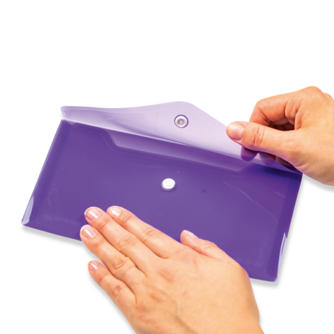 Eine Hand hält eine lila Mappe, während die andere Hand die Klappe öffnet.