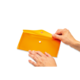 Eine Person hält eine gelbe, flache Schale mit einem Druckknopf, während sie den Deckel leicht anhebt.