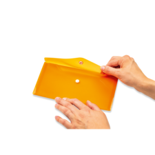 Eine Person hält eine gelbe, flache Schale mit einem Druckknopf, während sie den Deckel leicht anhebt.