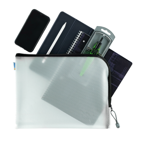 Ein transparenter Etui mit einem Smartphone, einem Notizbuch, einem Stift und weiteren Schreibutensilien.