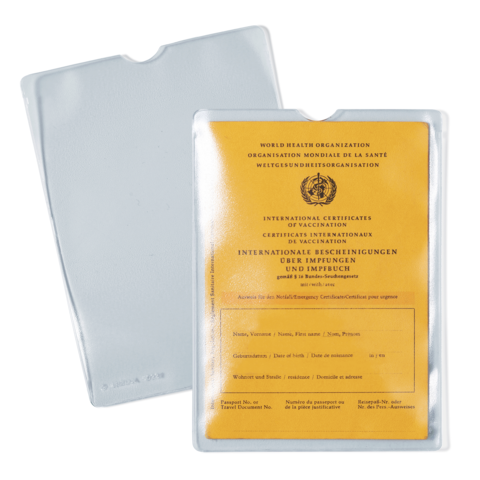 Internationales Impfzertifikat der WHO in einer transparenten Hülle, mit Platz für persönliche Daten und Impfdetails.