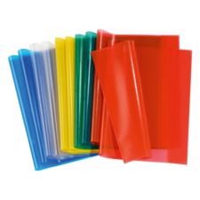 Bunte, transparente Kunststofffolien in verschiedenen Farben, darunter Blau, Gelb, Grün, Rot und Klar, übereinander gestapelt.