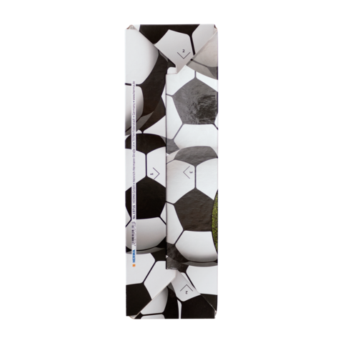 Ein Fußball mit schwarz-weißen Feldern, der auf einem grünen Rasen liegt.