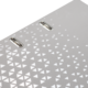 Silberne Oberfläche mit einem geometrischen Muster aus kleinen, weißen Dreiecken und zwei Löchern für Befestigungen.