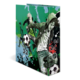 Zwei Kinder spielen Fußball, einer schießt den Ball, während der andere zuschaut. Auf dem Hintergrund sind Spielstände und grafische Elemente.
