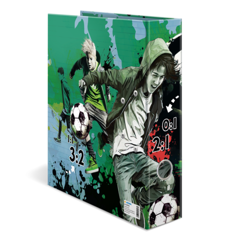 Zwei Kinder spielen Fußball, einer schießt den Ball, während der andere zuschaut. Auf dem Hintergrund sind Spielstände und grafische Elemente.