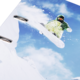Ein Snowboarder springt über eine Schneekante, umgeben von blauem Himmel und weißen Wolken.