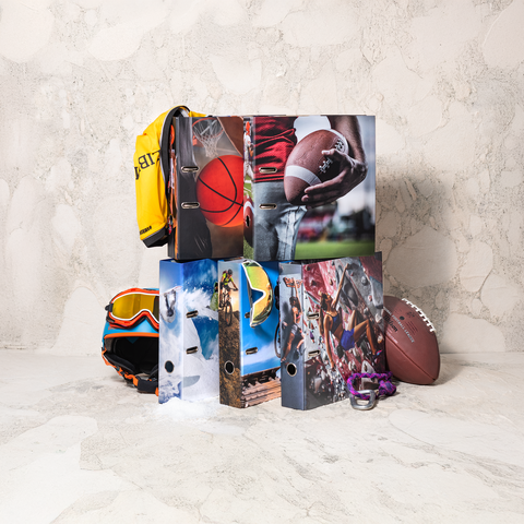 Sportliche Ordner mit verschiedenen Sportmotiven, ein gelber Rucksack, ein Football, eine Skibrille und Kletterausrüstung.
