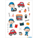 Ein Mechaniker in blauer Uniform steht neben einem roten Auto, umgeben von Werkzeugen, Ölkanistern und einem Autohaus.