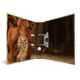 Ein Kalb mit Heu im Maul, das in einem offenen Buch dargestellt ist. Die Seiten zeigen eine ländliche Umgebung.