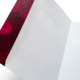 Roter Umschlag mit einem leeren Innenraum, der für eine Karte oder einen Brief verwendet werden kann.
